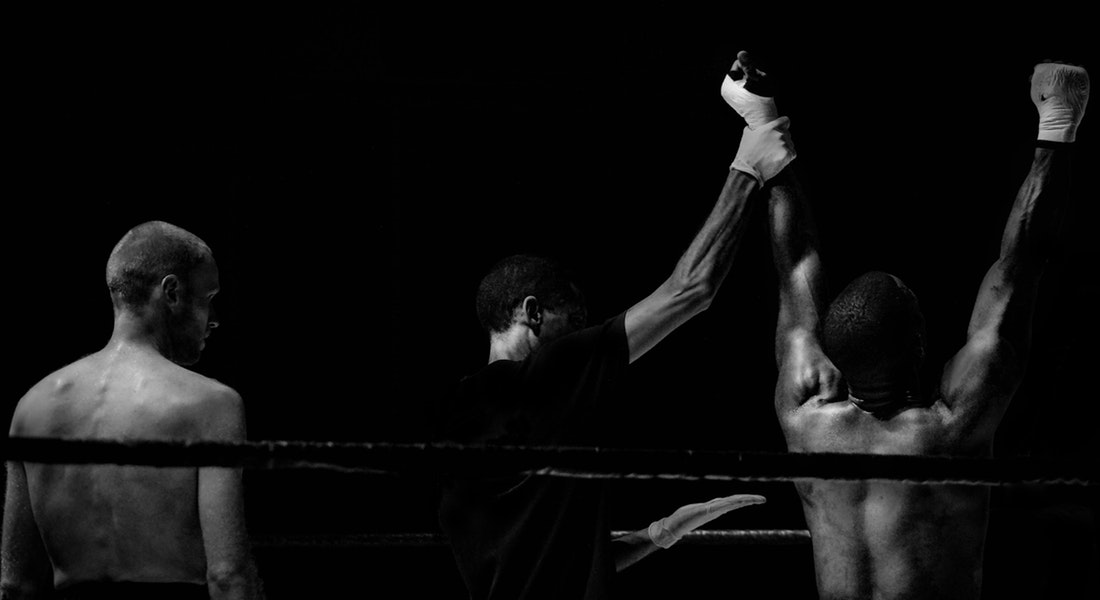 ninjabet-matched-betting-ganar-dinero-online-boxeo-ganador-triunfador-hombres-artículo-10-motivos-png-jpg